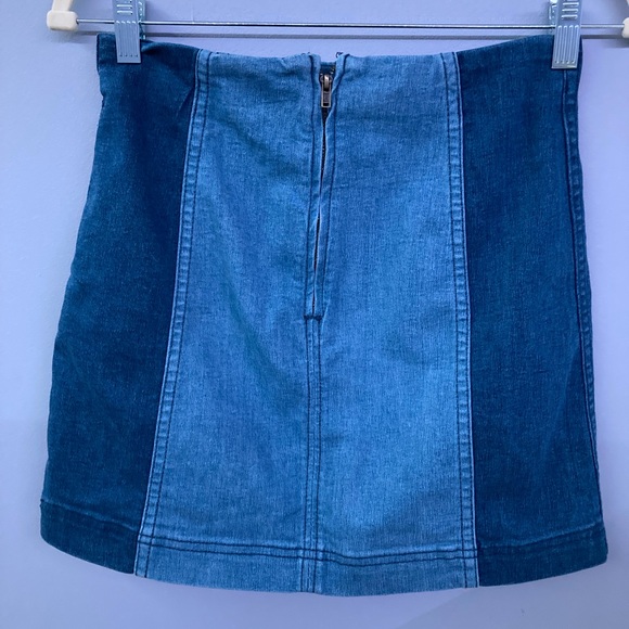 Free People Size 2 Two-Tone Modern Femme Stretch Jean Mini Skirt. - Picture 3 of 7